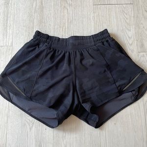 Lululemon hotty hot shorts low-rise lined short 4” black and gray camo color